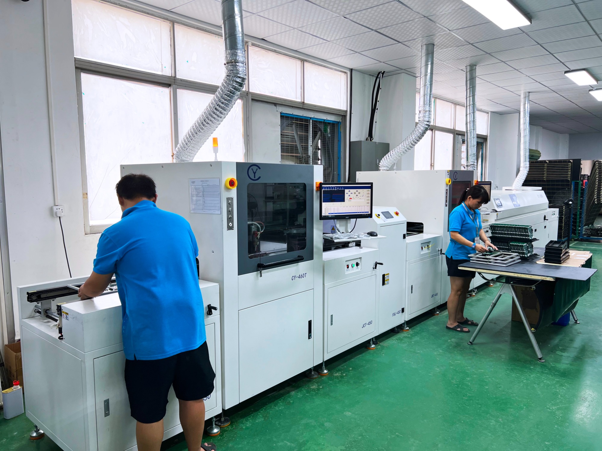 SMT貼片加工廠的三防漆自動涂覆設(shè)備 SMT貼片加工廠的三防漆自動涂覆設(shè)備